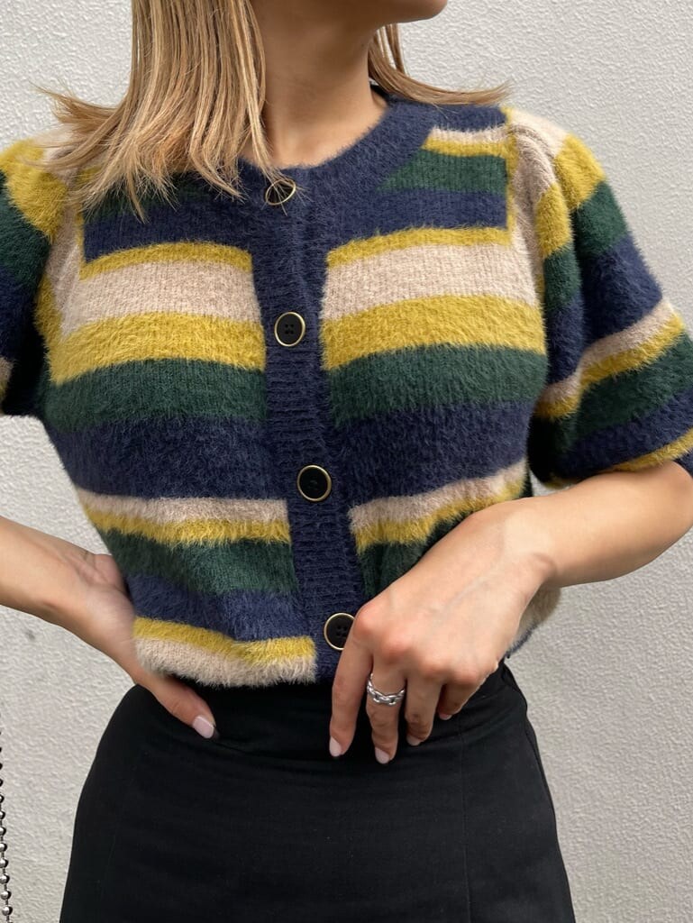 ブラック系のスカート、その他のブーツ、ブラック系のショルダーバッグを着用したレディースの秋コーディネートの7枚目の写真