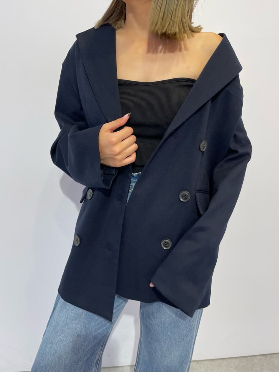 ブラック系のブーツ、ブルー系のデニムパンツ、ブルー系のテーラードジャケットを着用したレディースの秋コーディネートの6枚目の写真