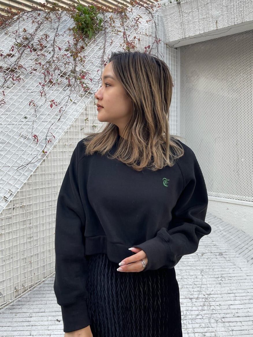 ブラック系のワンピース、ブラック系のブーツ、ブラック系のスウェットを着用したレディースの秋コーディネートの3枚目の写真