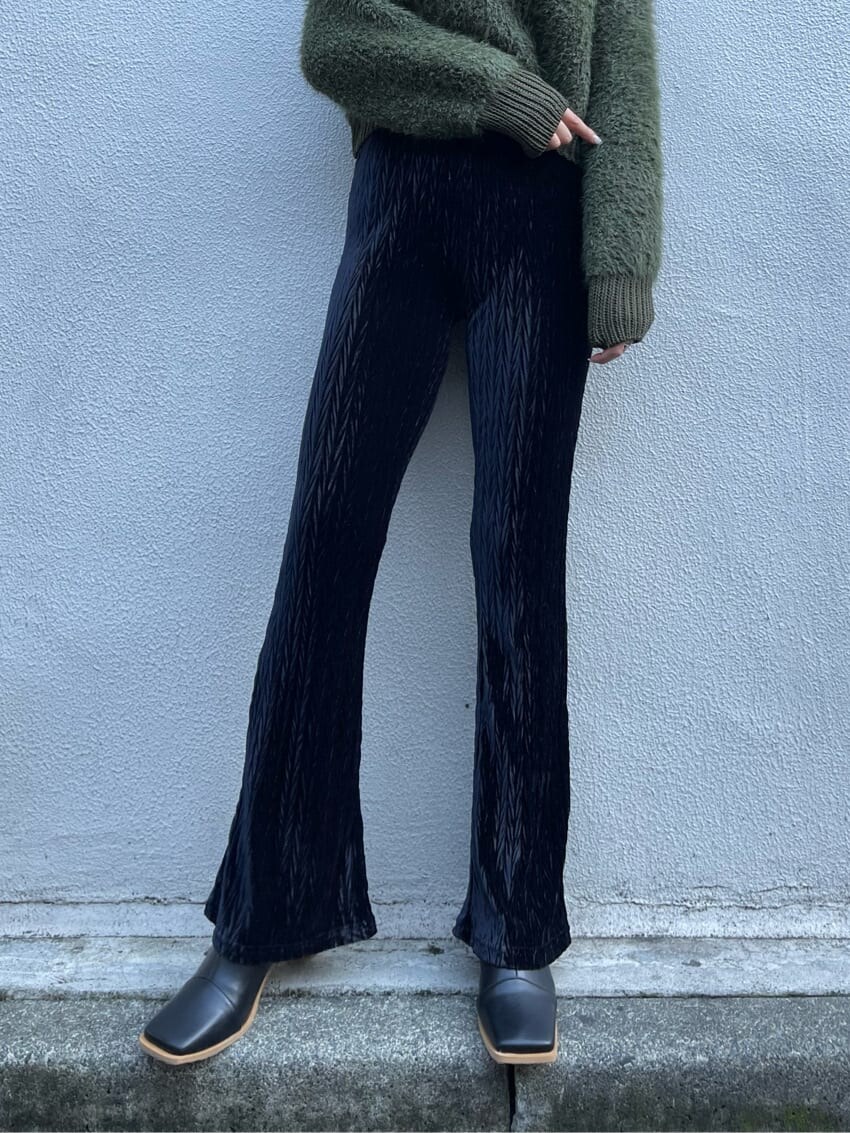 ホワイト系のブルゾン、ベージュ系のニット/セーター、ブラック系のその他パンツを着用したレディースの冬コーディネートの9枚目の写真