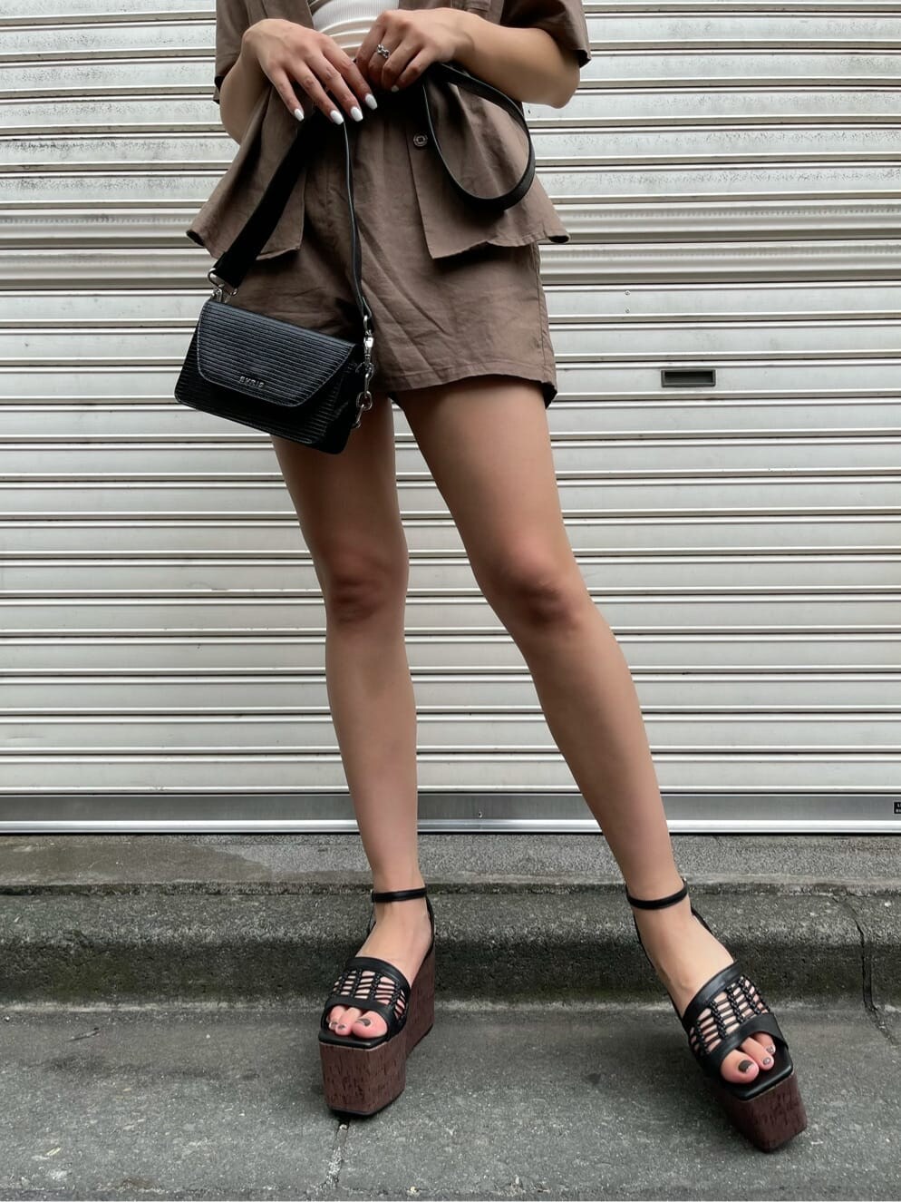 ブラウン系のその他パンツ、ブラック系のサンダル、ホワイト系のキャミソールを着用したレディースの夏コーディネートの5枚目の写真