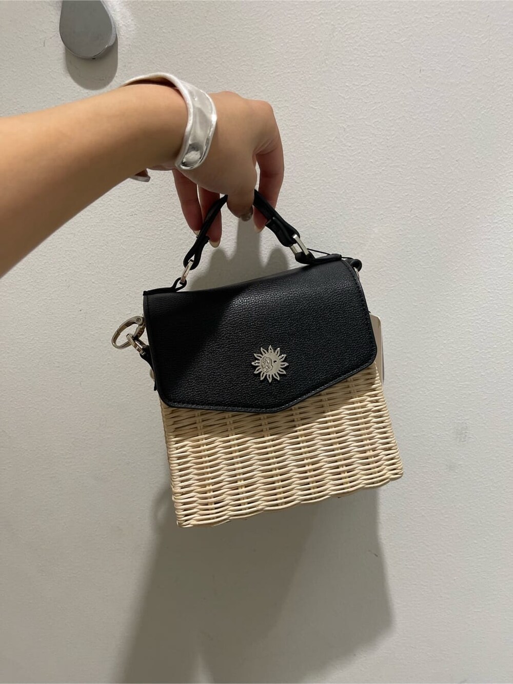 ブラック系のサロペット/オーバーオール、パープル系のタンクトップ、ブラック系のショルダーバッグを着用したレディースの夏コーディネートの9枚目の写真