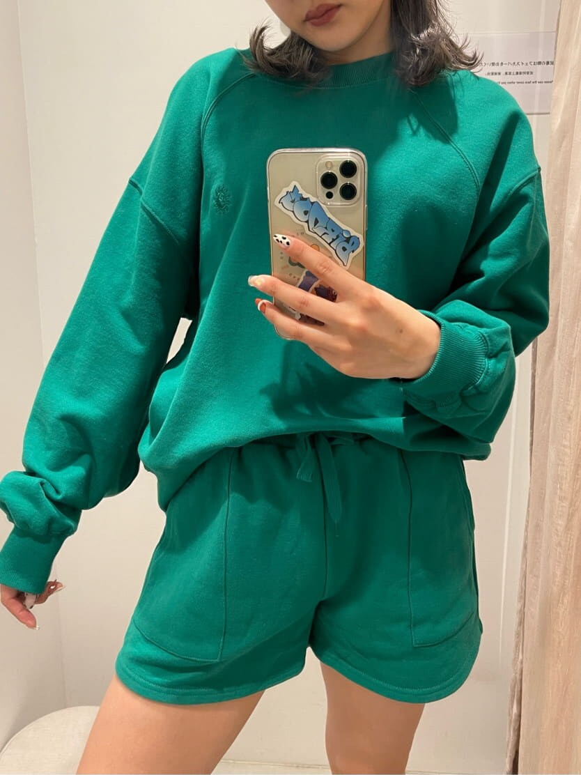 ブラック系のブーツ、グリーン系のスウェットパンツ、グリーン系のスウェットを着用したレディースの冬コーディネートの4枚目の写真