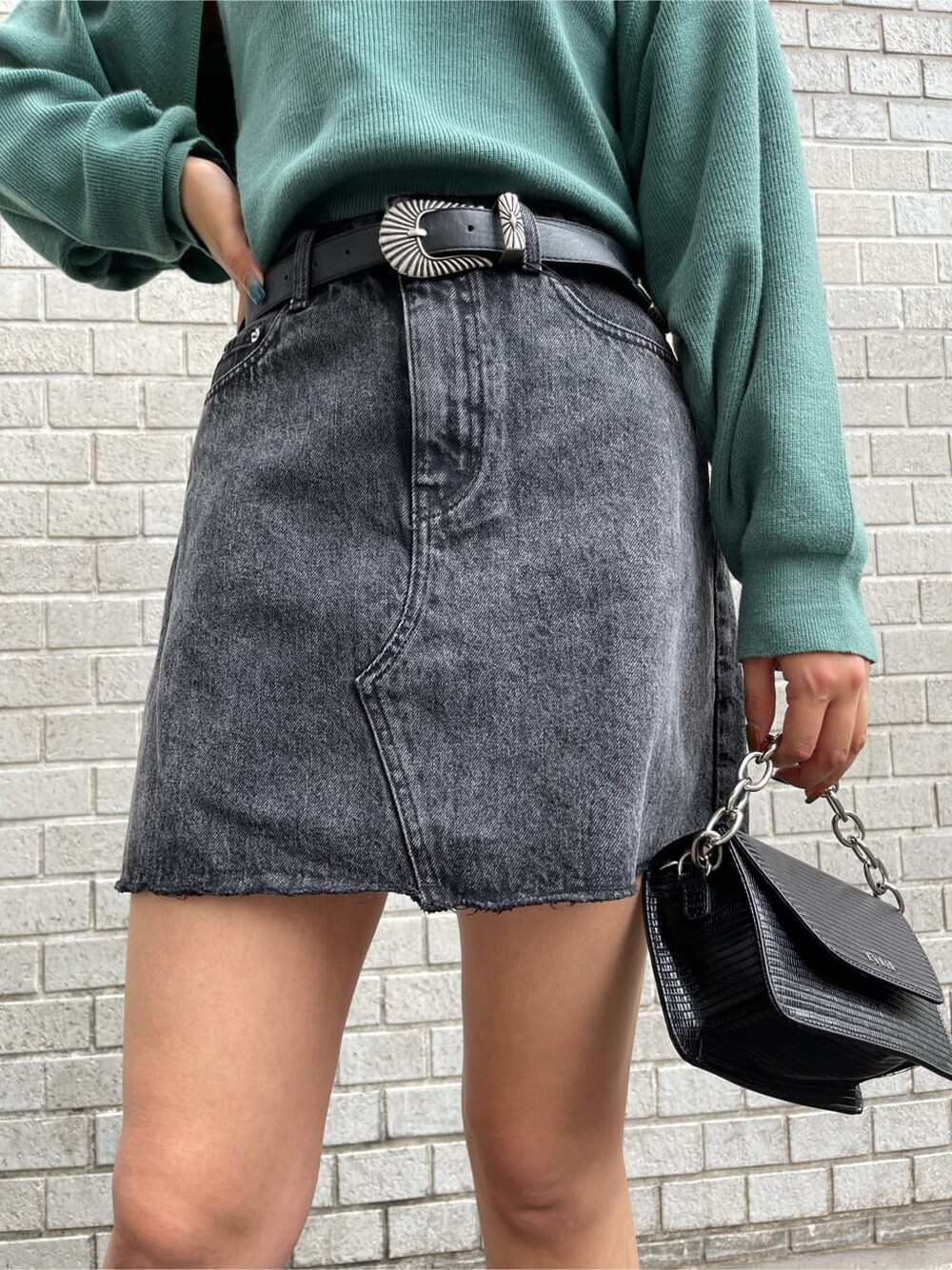 その他のブーツ、ブラック系のデニムスカートを着用したレディースの夏コーディネートの7枚目の写真