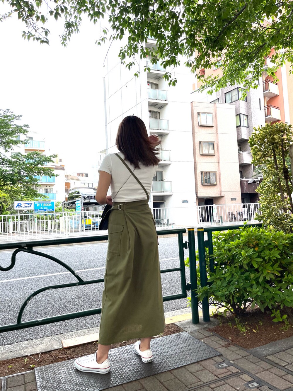 ホワイト系のTシャツ/カットソー、ベージュ系のスカートを着用したレディースの春コーディネートの3枚目の写真