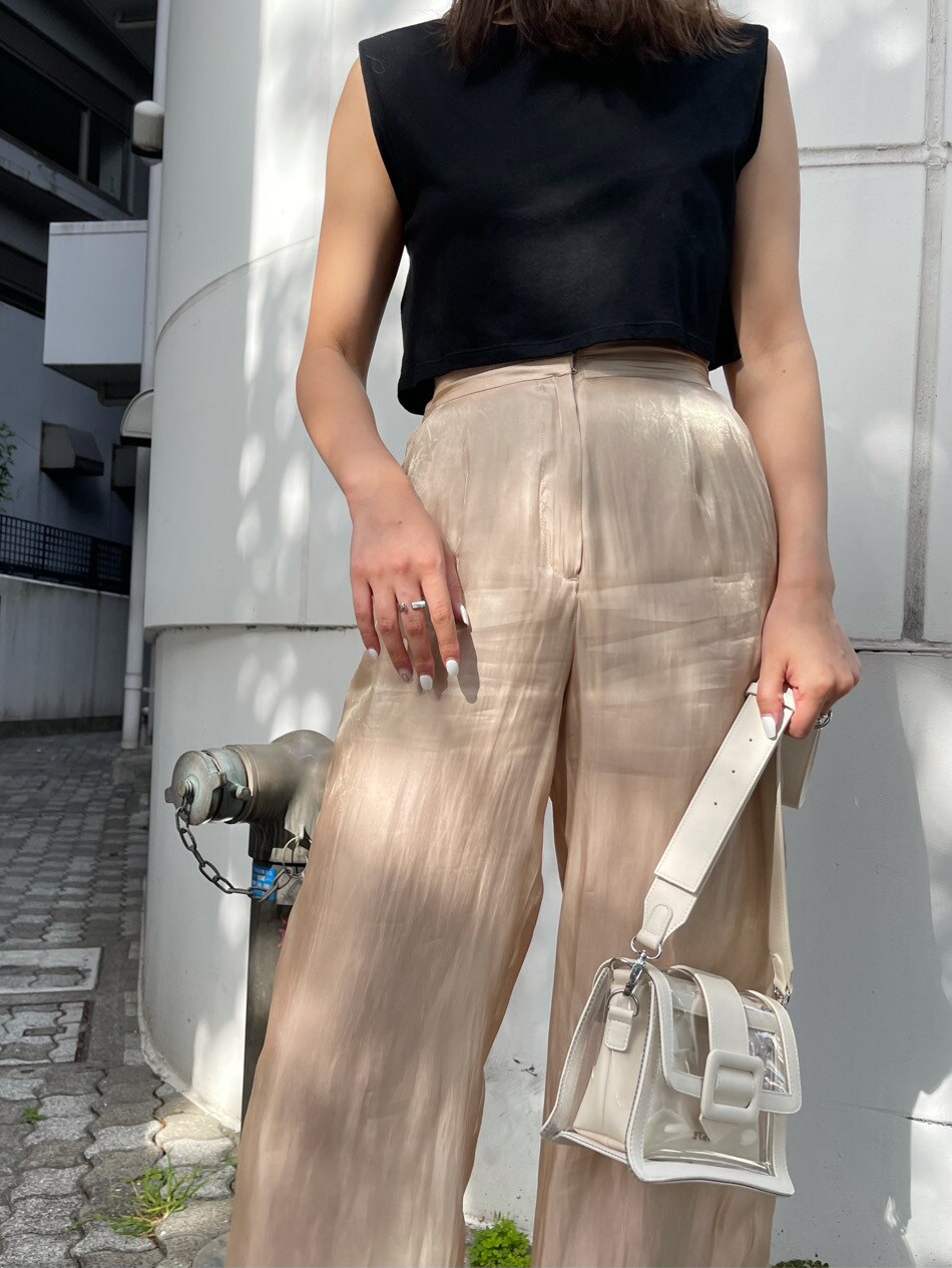 ベージュ系のその他パンツ、ブラック系のサンダルを着用したレディースの春コーディネートの4枚目の写真