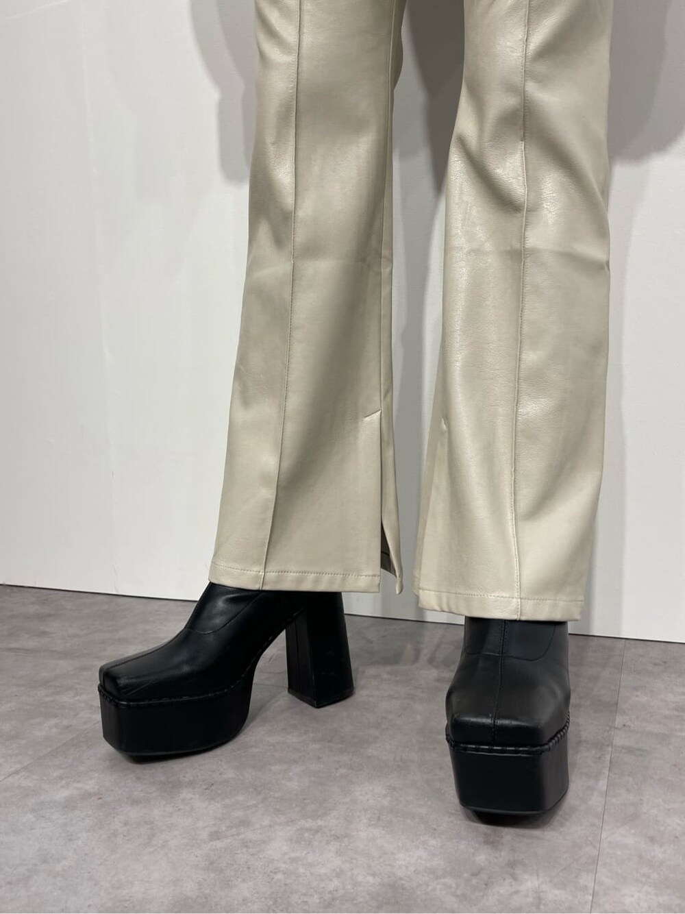 ブラック系のブルゾン、ブラック系のブーツ、ホワイト系のニット/セーターを着用したレディースの冬コーディネートの7枚目の写真