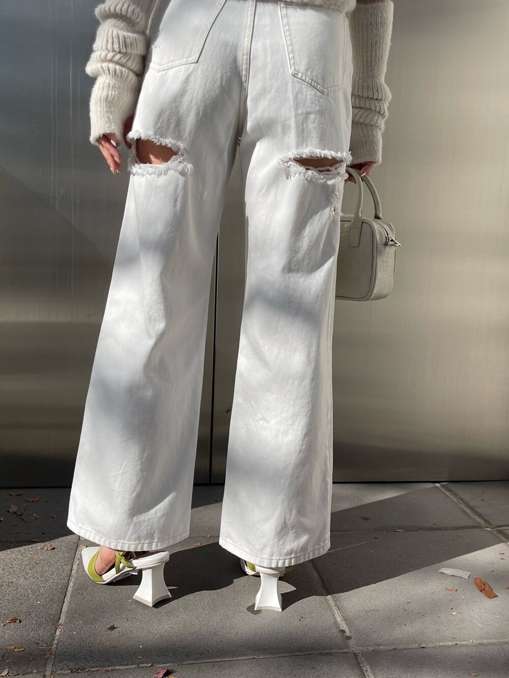 ホワイト系のショルダーバッグ、ホワイト系のサンダル、ホワイト系のニット/セーターを着用したレディースの冬コーディネートの8枚目の写真