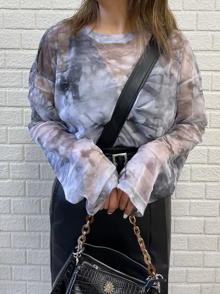 ブラック系のスカート、ブラック系のショルダーバッグ、グレー系のTシャツ/カットソーを着用したレディースの夏コーディネートの4枚目の写真