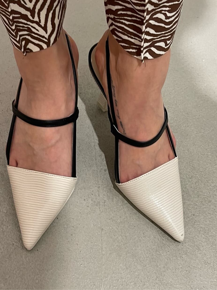 ホワイト系のタンクトップ、ホワイト系のサンダル、ホワイト系のシャツ/ブラウスを着用したレディースの春コーディネートの7枚目の写真