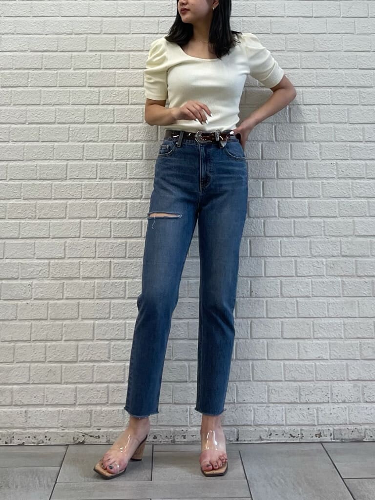 ブルー系のデニムパンツ、その他のサンダル、ホワイト系のTシャツ/カットソーを着用したレディースの夏コーディネートの2枚目の写真