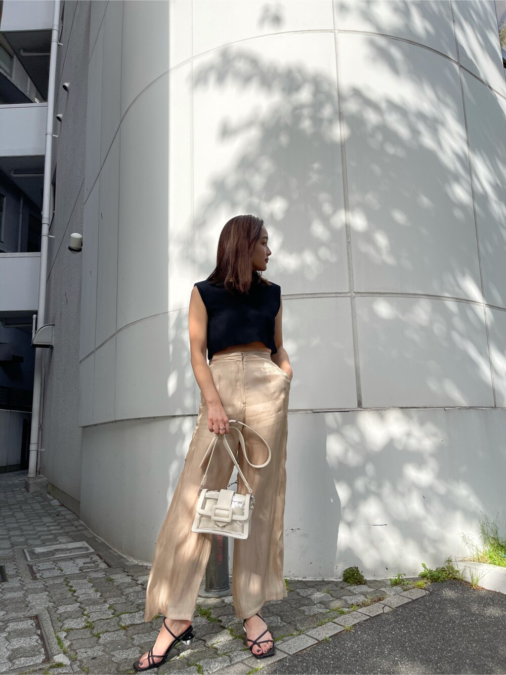 ベージュ系のその他パンツ、ブラック系のサンダルを着用したレディースの春コーディネートの2枚目の写真