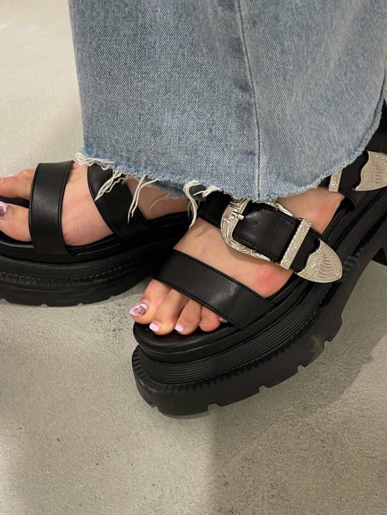 ブラック系のサンダル、ブラック系のショルダーバッグ、ホワイト系のTシャツ/カットソーを着用したレディースの春コーディネートの6枚目の写真