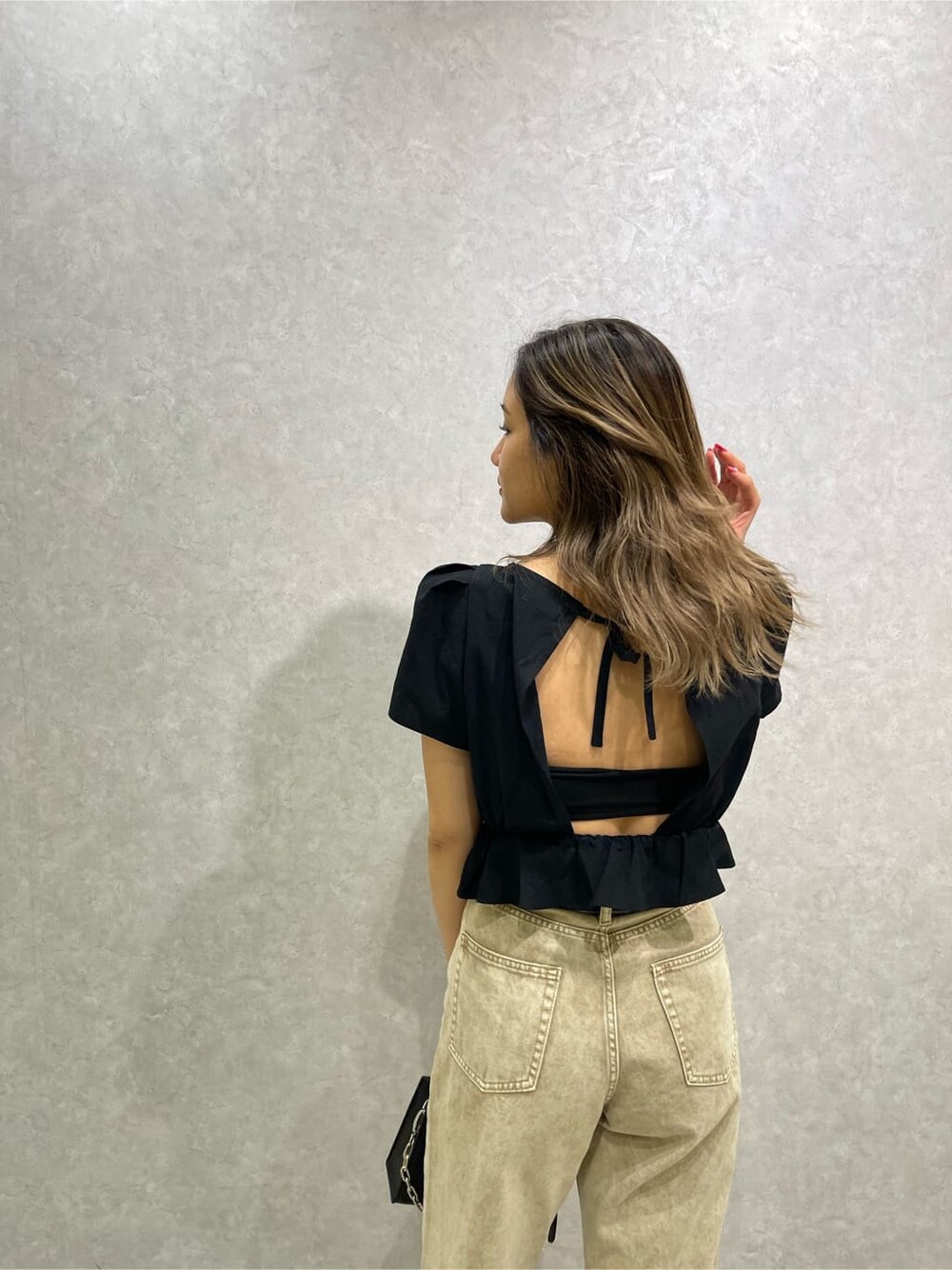 ブラック系のシャツ/ブラウス、ベージュ系のデニムパンツ、ホワイト系のサンダルを着用したレディースの春コーディネートの8枚目の写真