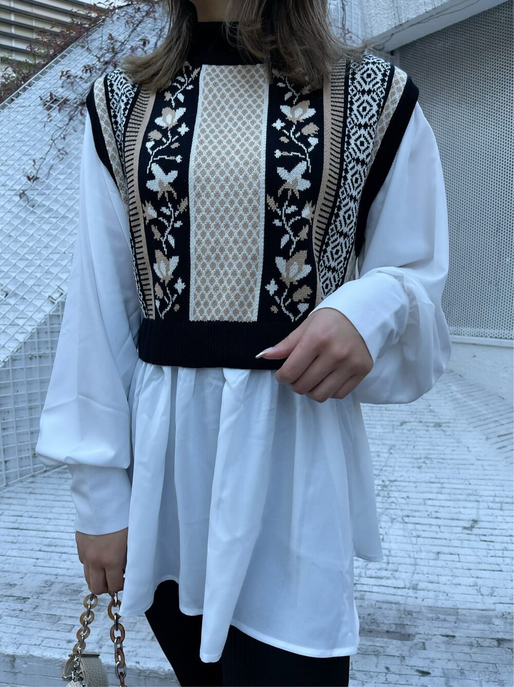 ブラック系のシャツ/ブラウス、ホワイト系のショルダーバッグ、ブラック系のブーツを着用したレディースの冬コーディネートの4枚目の写真