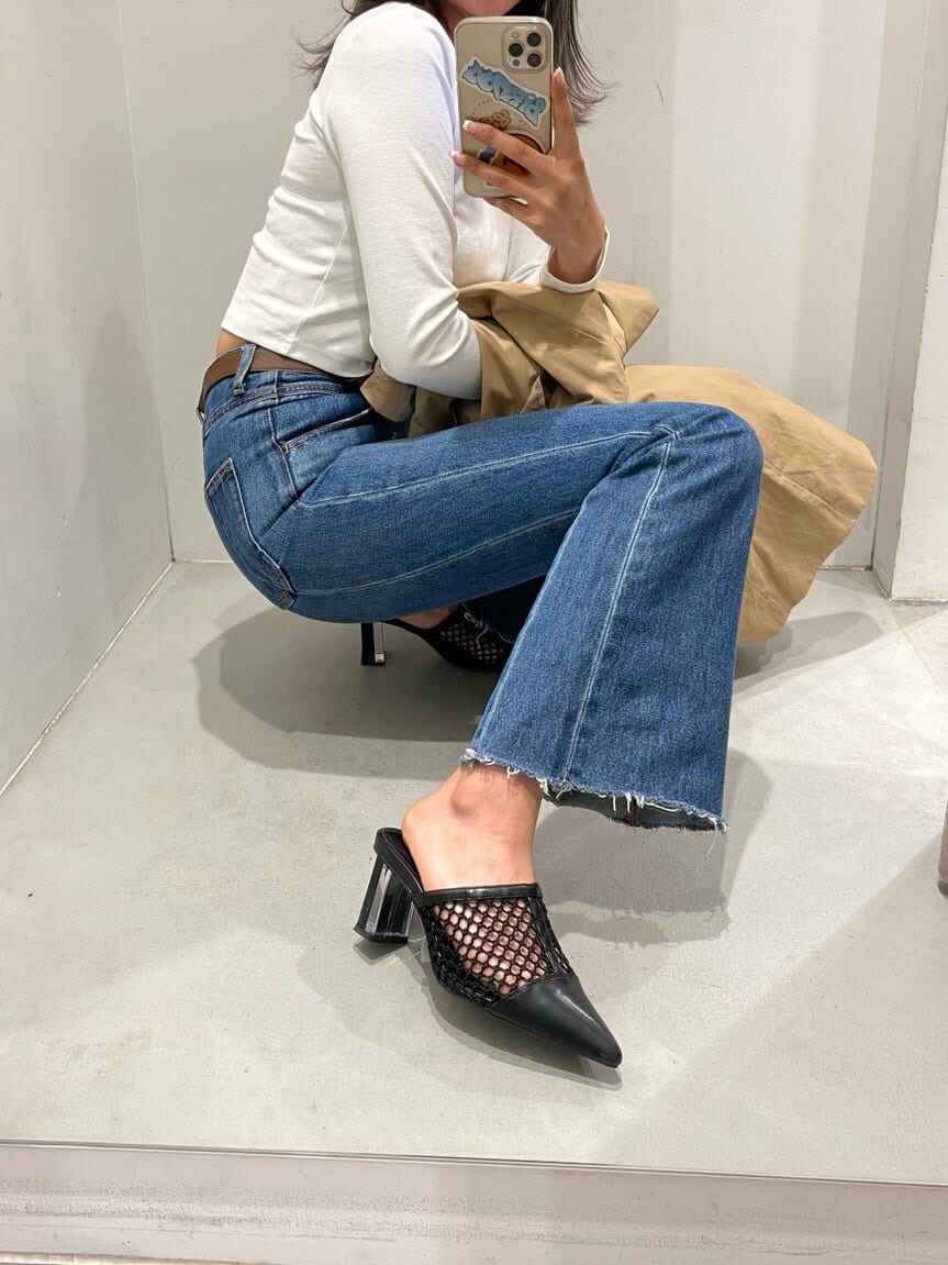 ブラック系のパンプス、ベージュ系のトレンチコート、ブルー系のデニムパンツを着用したレディースの冬コーディネートの8枚目の写真