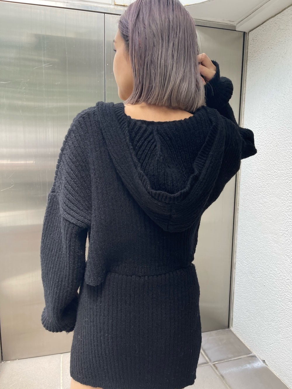 ブラック系のブーツ、ブラック系のカーディガン/ボレロ、ブラック系のスカートを着用したレディースの秋コーディネートの5枚目の写真