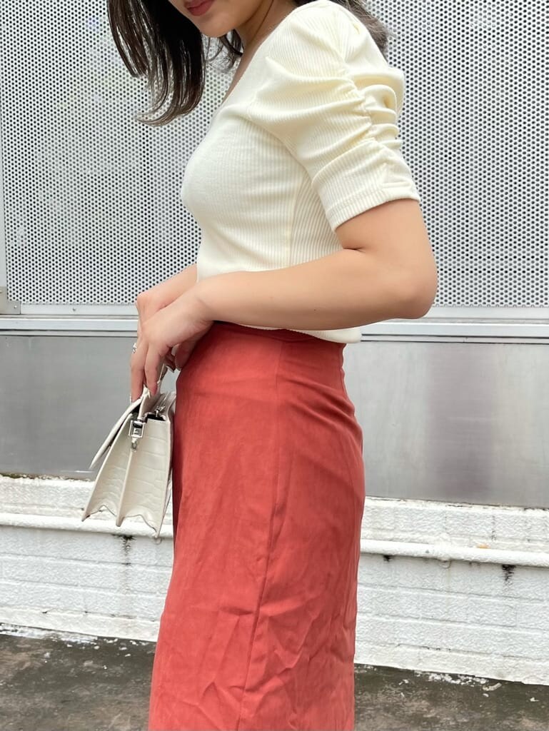 オレンジ系のスカート、ホワイト系のTシャツ/カットソーを着用したレディースの夏コーディネートの4枚目の写真