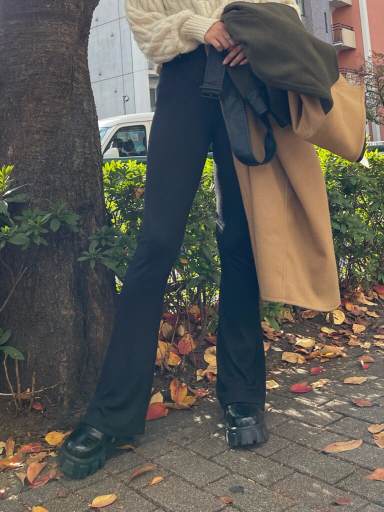 ブラック系のその他パンツ、その他のブーツ、ベージュ系のトレンチコートを着用したレディースの秋コーディネートの9枚目の写真