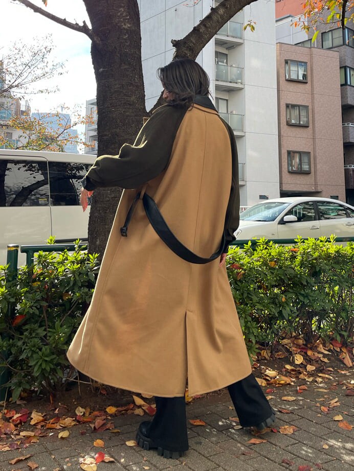 ブラック系のその他パンツ、その他のブーツ、ベージュ系のトレンチコートを着用したレディースの秋コーディネートの3枚目の写真