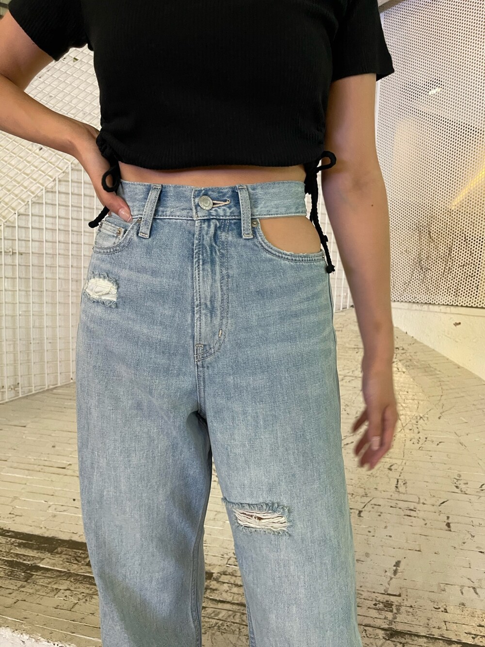 ブルー系のデニムパンツ、ブラック系のTシャツ/カットソー、ブラック系のサンダルを着用したレディースの夏コーディネートの8枚目の写真