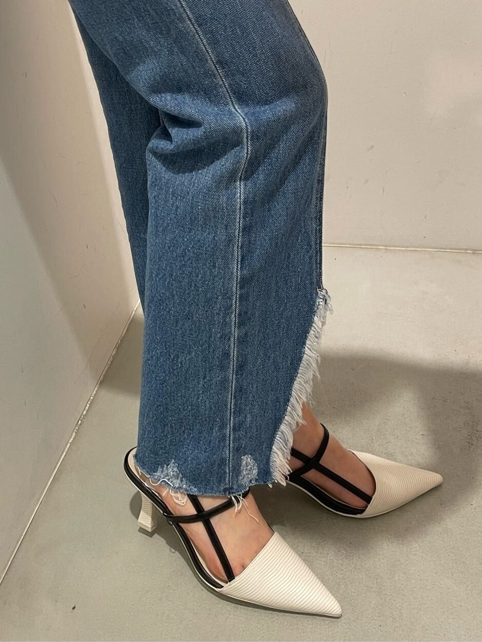 グリーン系のシャツ/ブラウス、ホワイト系のサンダル、ブルー系のデニムパンツを着用したレディースの春コーディネートの7枚目の写真