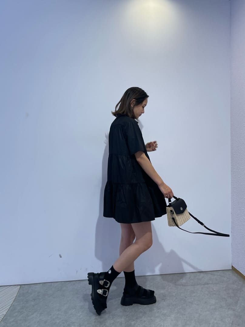 ブラック系のサンダル、ブラック系のショルダーバッグ、ブラック系のワンピースを着用したレディースの夏コーディネートの4枚目の写真