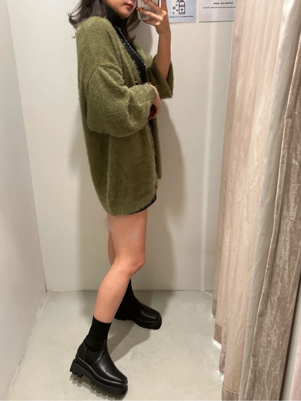 ベージュ系のカーディガン/ボレロ、ブラック系のその他パンツ、ブラック系のニット/セーターを着用したレディースの秋コーディネートの2枚目の写真