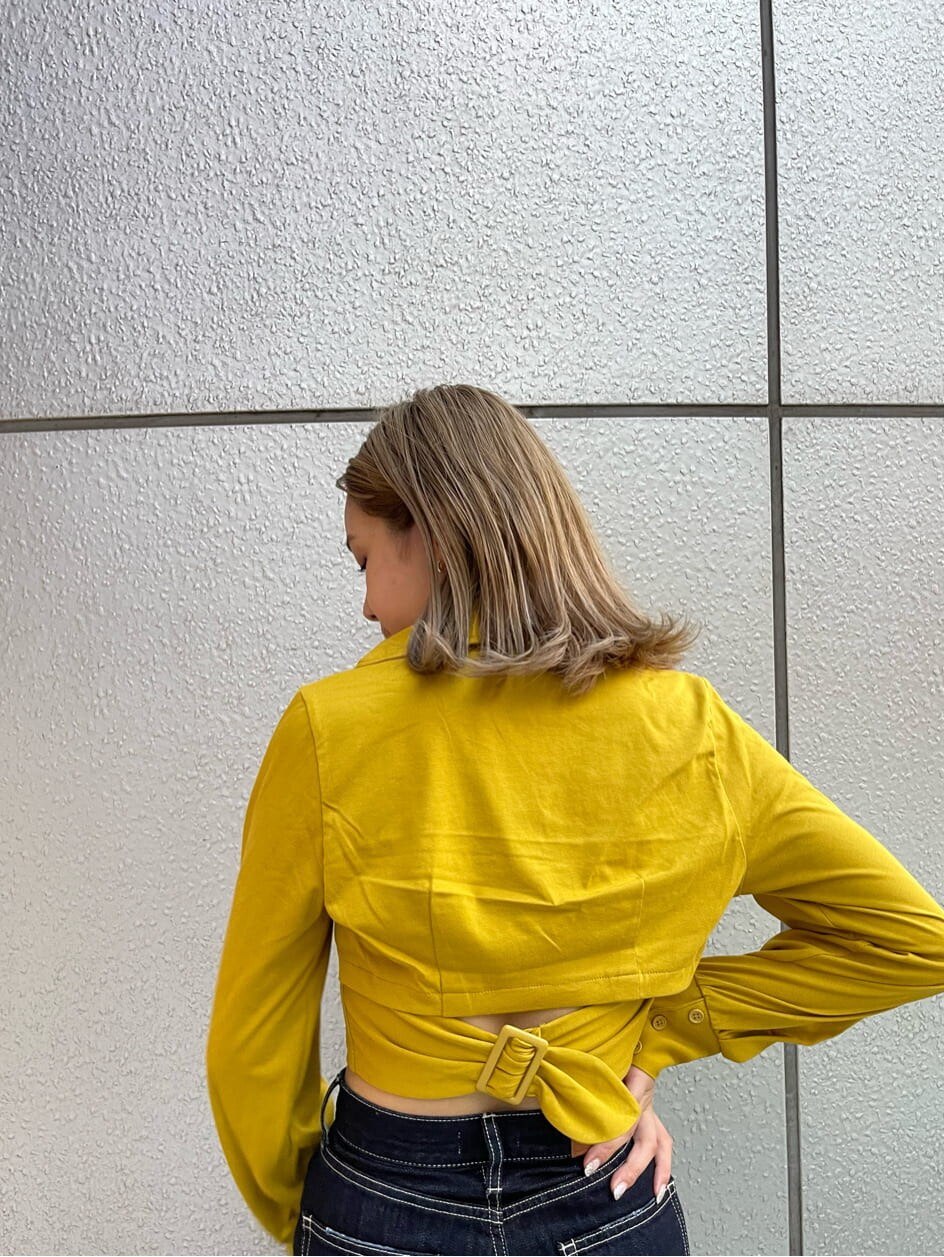 ブラック系のスリッポン、ブルー系のデニムパンツ、イエロー系のTシャツ/カットソーを着用したレディースの夏コーディネートの7枚目の写真