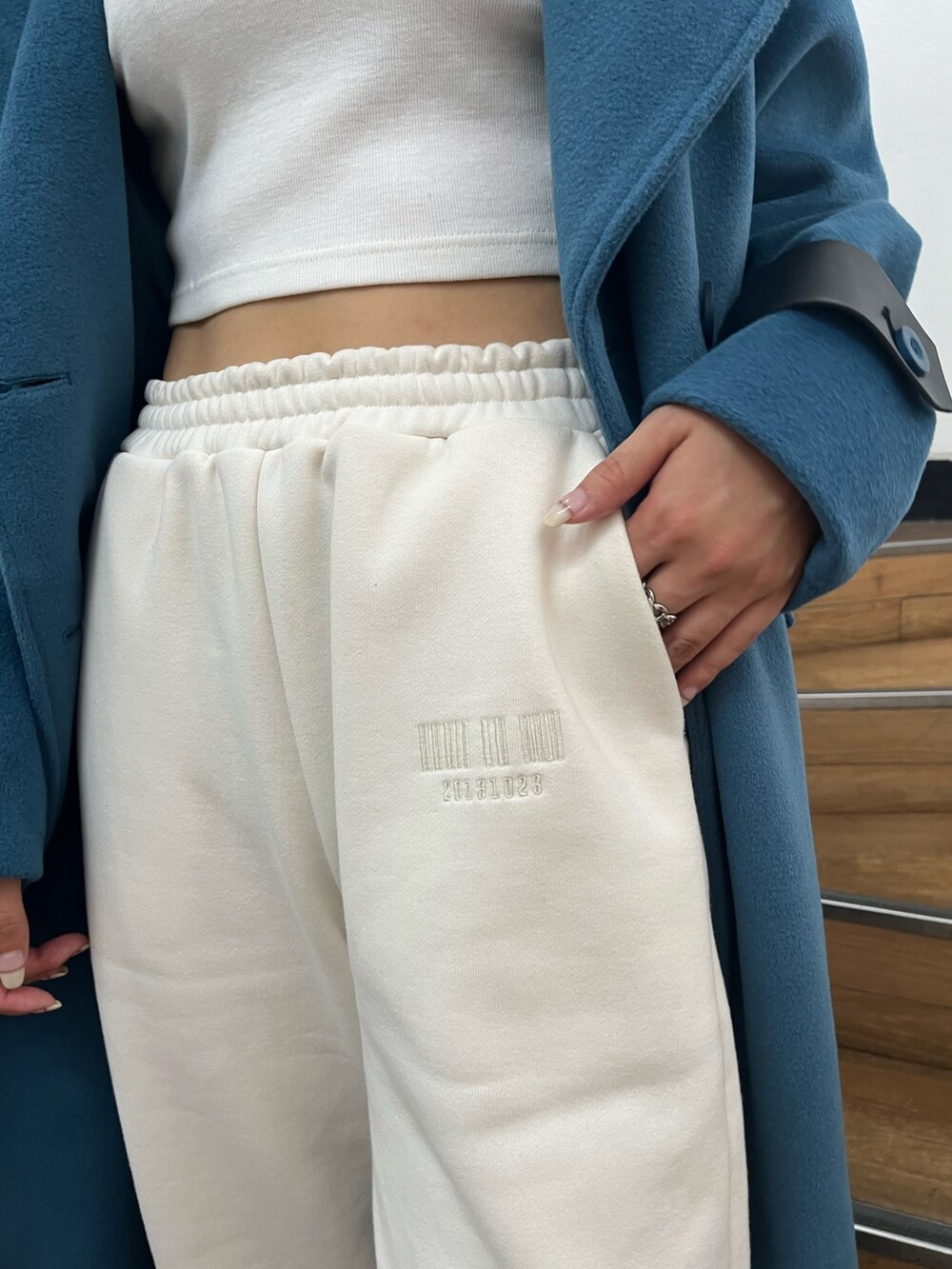ブラック系のブーツ、ブルー系のその他アウター、ホワイト系のTシャツ/カットソーを着用したレディースの秋コーディネートの6枚目の写真