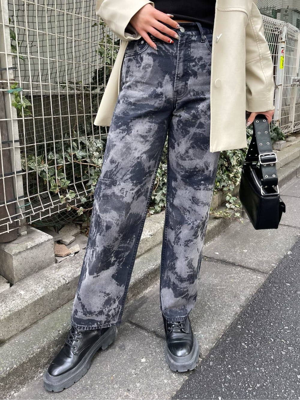 ブラック系のテーラードジャケット、ブラック系のショルダーバッグ、ブラック系のブーツを着用したレディースの冬コーディネートの5枚目の写真