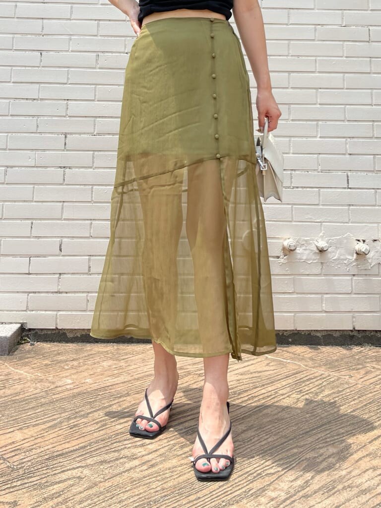 ベージュ系のスカート、ブラック系のサンダルを着用したレディースの夏コーディネートの3枚目の写真