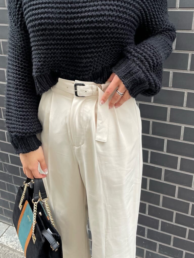 ブラック系のブーツ、ブラック系のニット/セーター、ブラック系のショルダーバッグを着用したレディースの冬コーディネートの6枚目の写真