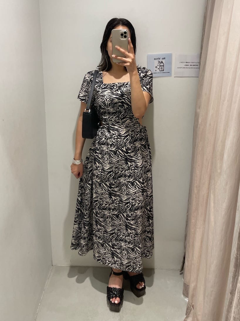 その他のワンピース、ブラック系のショルダーバッグ、ブラック系のサンダルを着用したレディースの夏コーディネートの2枚目の写真