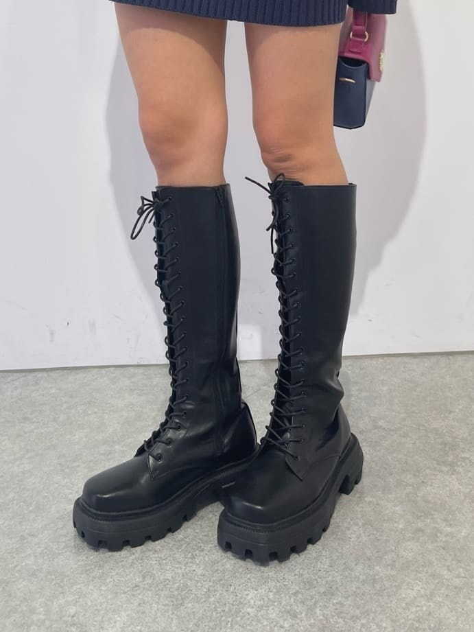 ブラック系のその他パンツ、ブラック系のブーツ、ブラック系のハンドバッグを着用したレディースの秋コーディネートの7枚目の写真