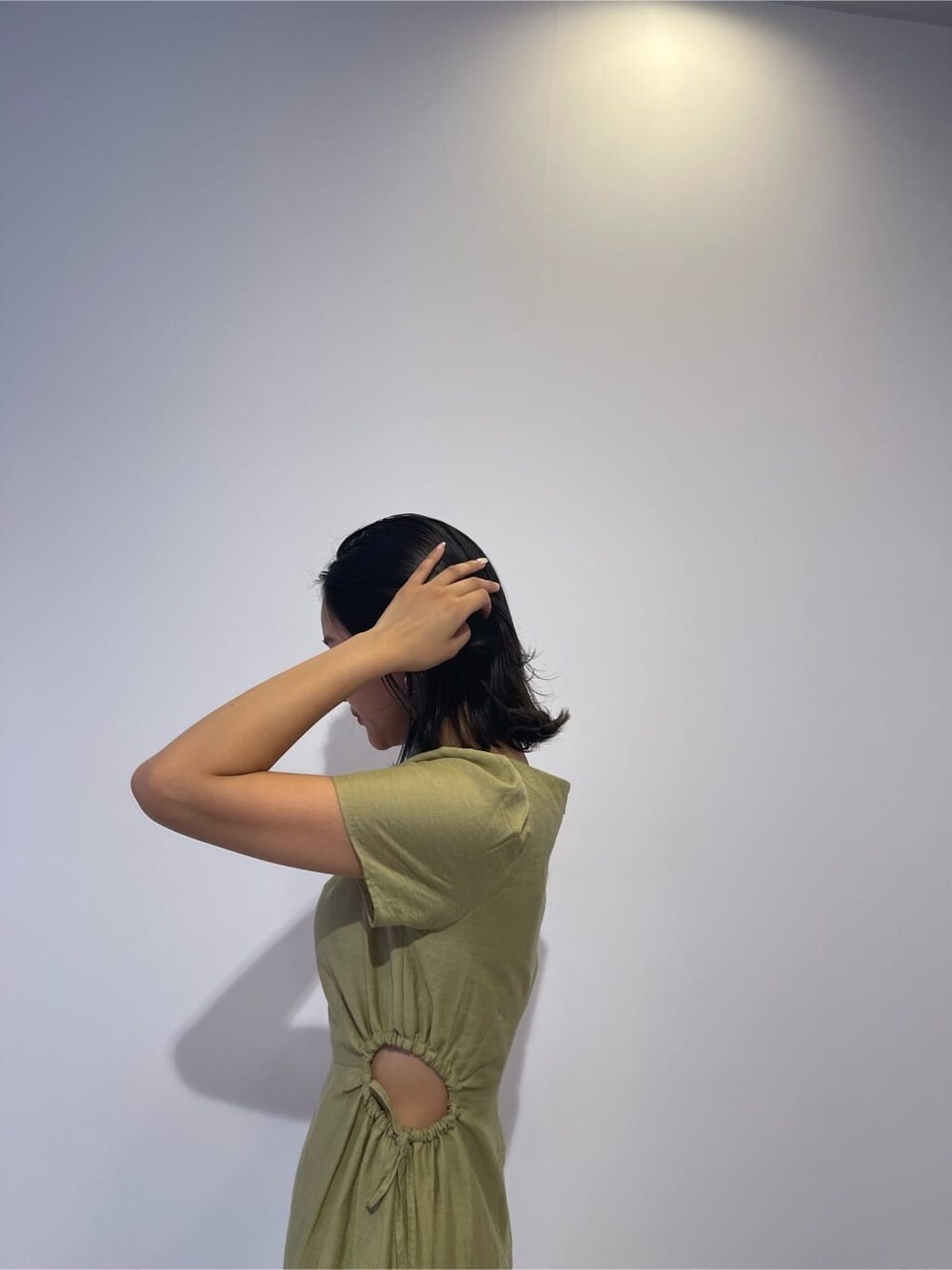 ブラック系のサンダル、グリーン系のワンピース、ブラック系のショルダーバッグを着用したレディースの夏コーディネートの7枚目の写真