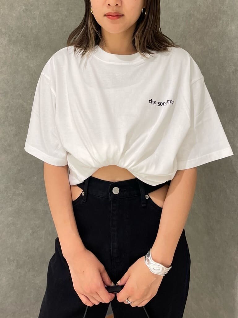 ブラック系のショルダーバッグ、ホワイト系のTシャツ/カットソー、ブラック系のデニムパンツを着用したレディースの夏コーディネートの5枚目の写真