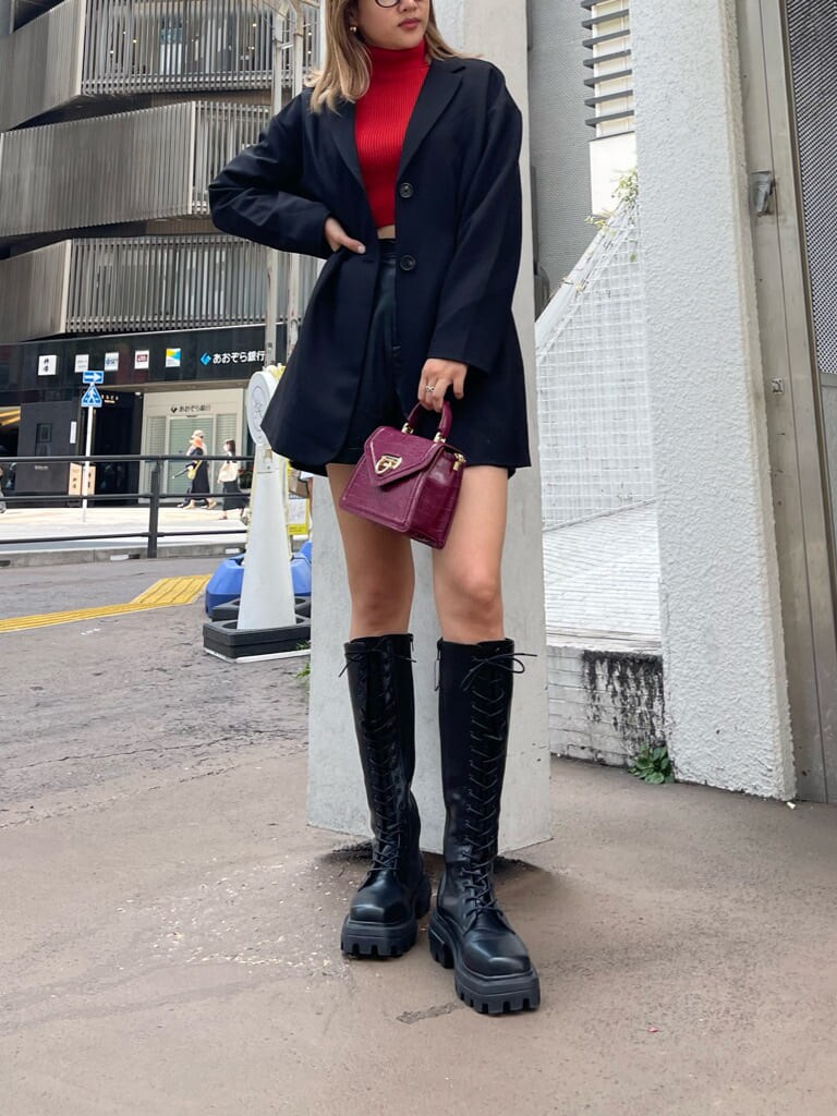 ブラック系のその他パンツ、ブラック系のブーツ、ブラック系のテーラードジャケットを着用したレディースの秋コーディネートの2枚目の写真