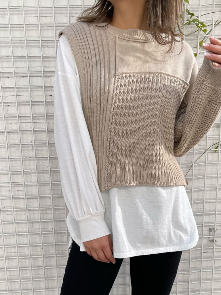 ブラック系のデニムパンツ、ブラック系のブーツ、ブラック系のダウンジャケット/コートを着用したレディースの冬コーディネートの6枚目の写真