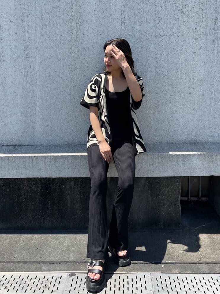 ブラック系のその他パンツ、ブラック系のキャミソール、ブラック系のニット/セーターを着用したレディースの夏コーディネートの2枚目の写真