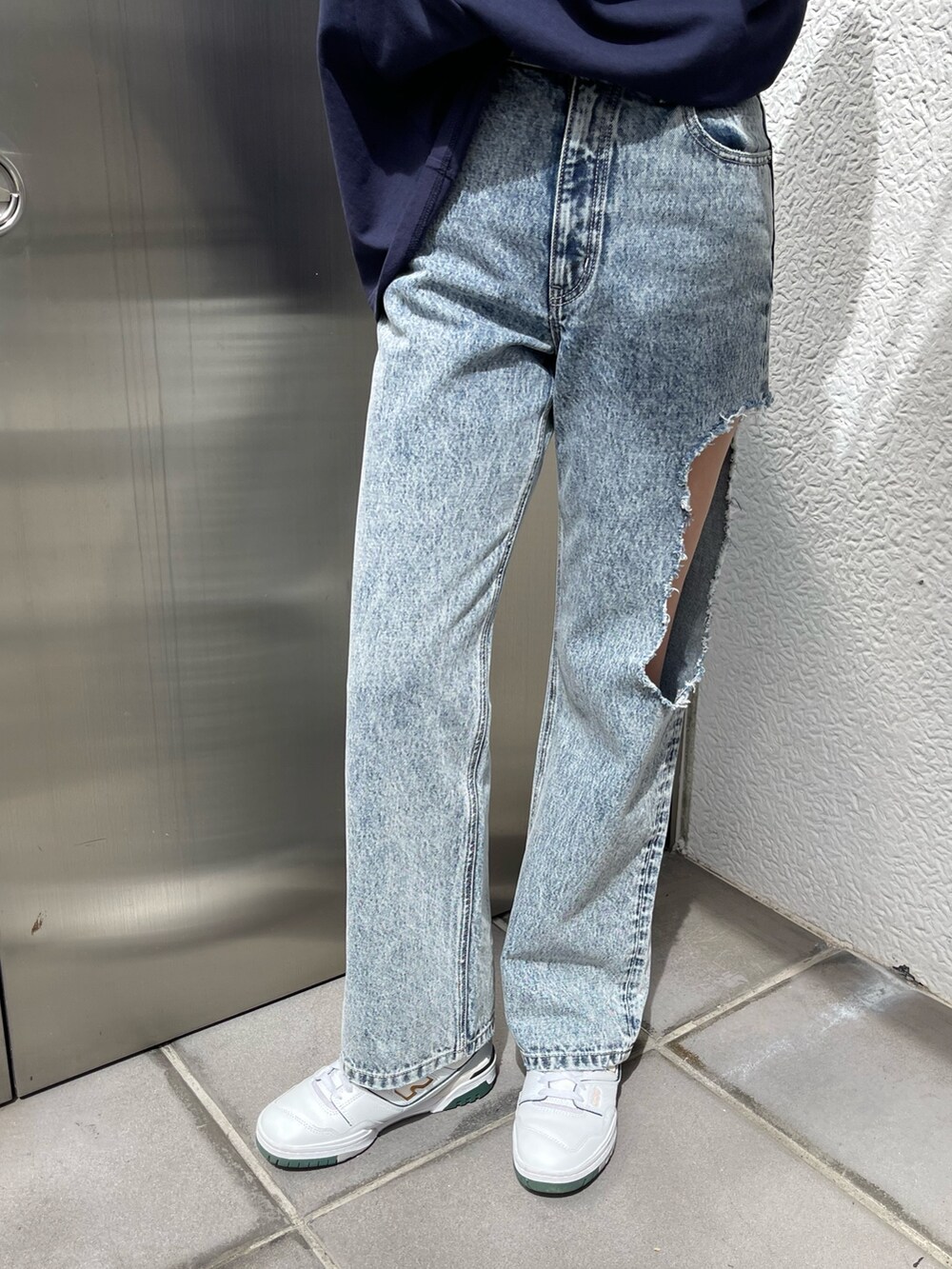 ブルー系のデニムパンツ、ブルー系のTシャツ/カットソーを着用したレディースの春コーディネートの10枚目の写真