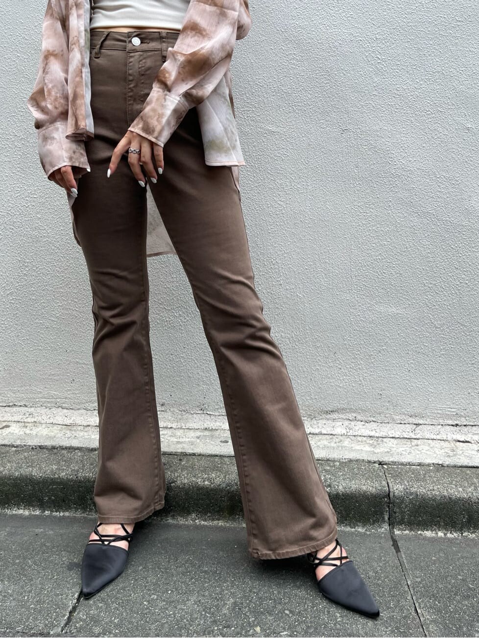 ブラウン系のシャツ/ブラウス、ブラック系のサンダル、ブラウン系のデニムパンツを着用したレディースの夏コーディネートの7枚目の写真