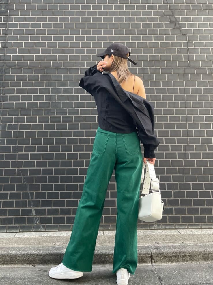 ホワイト系のショルダーバッグ、ブラック系のキャミソール、ブラック系のシャツ/ブラウスを着用したレディースの春コーディネートの3枚目の写真