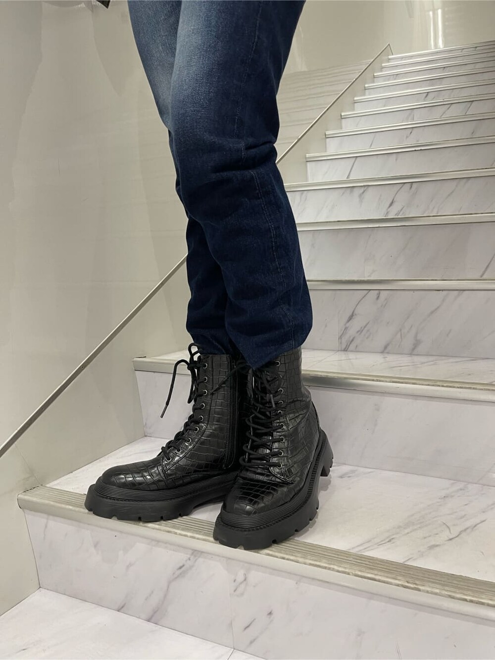 ブラック系のテーラードジャケット、その他のブーツ、ブラック系のショルダーバッグを着用したレディースの秋コーディネートの8枚目の写真