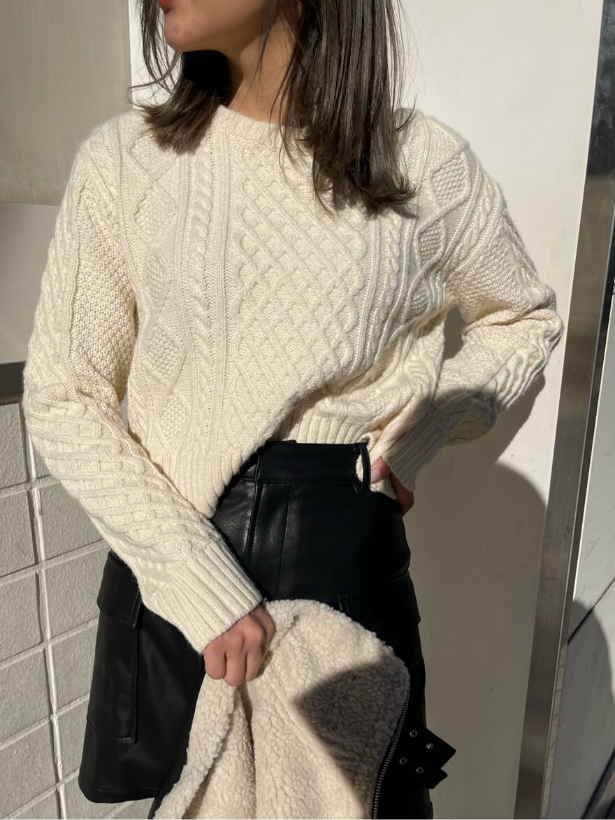 ブラック系のブルゾン、ブラック系のブーツ、ホワイト系のニット/セーターを着用したレディースの冬コーディネートの6枚目の写真