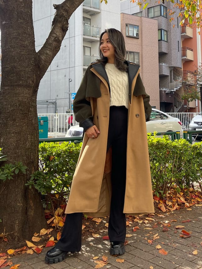 ブラック系のその他パンツ、その他のブーツ、ベージュ系のトレンチコートを着用したレディースの秋コーディネートの2枚目の写真