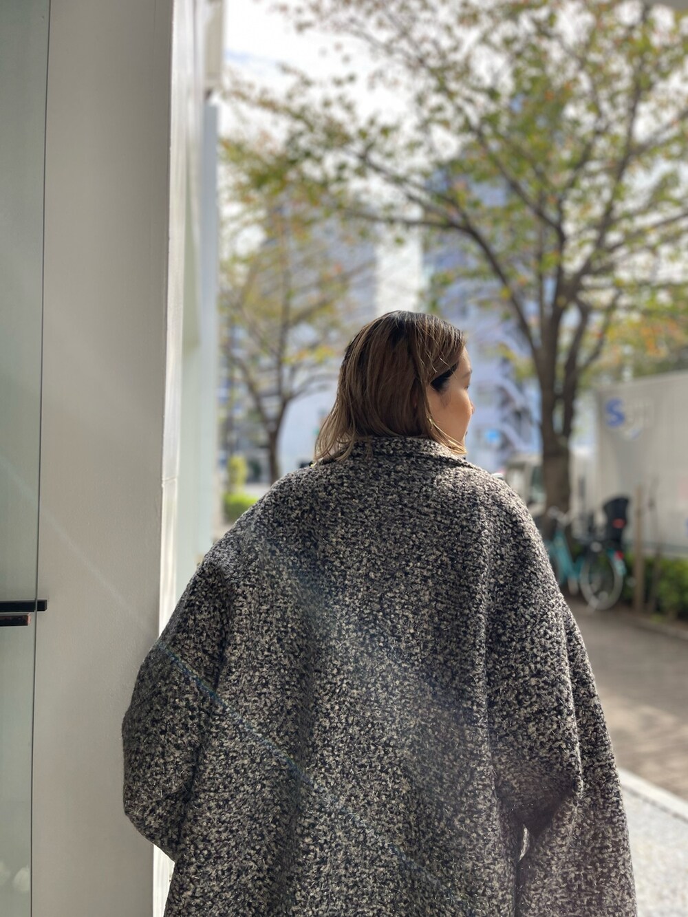 ホワイト系のニット/セーター、ブラック系のショルダーバッグ、その他のチェスターコートを着用したレディースの秋コーディネートの7枚目の写真