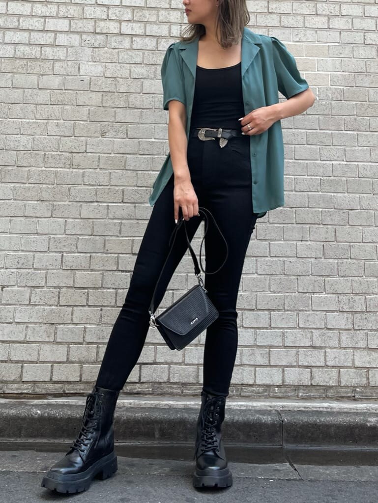ブルー系のシャツ/ブラウス、ブラック系のキャミソール、ブラック系のブーツを着用したレディースの夏コーディネートの2枚目の写真
