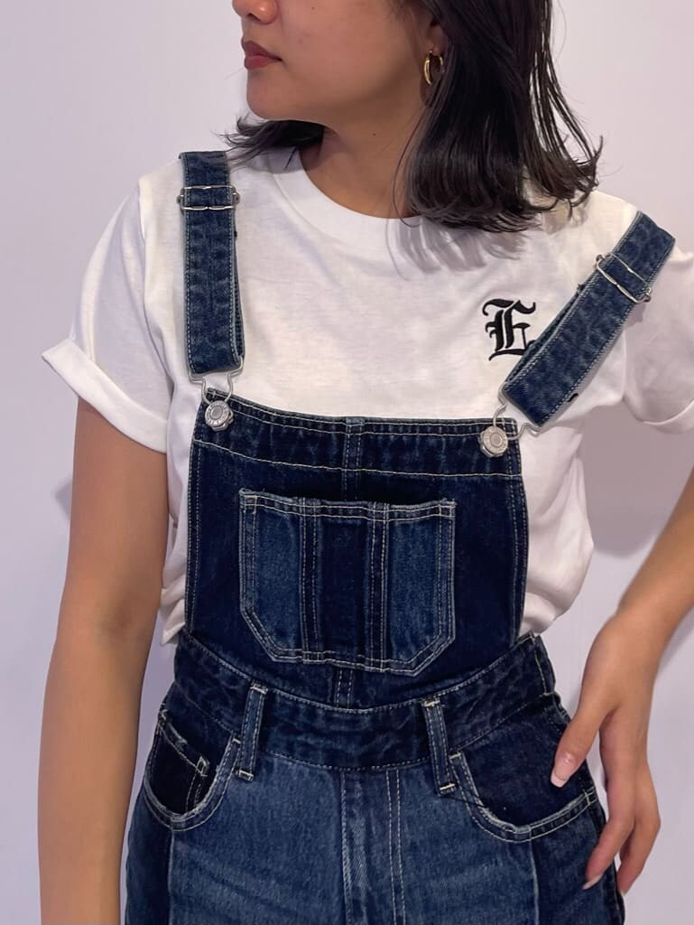 ホワイト系のサンダル、ブルー系のサロペット/オーバーオール、ホワイト系のTシャツ/カットソーを着用したレディースの夏コーディネートの6枚目の写真