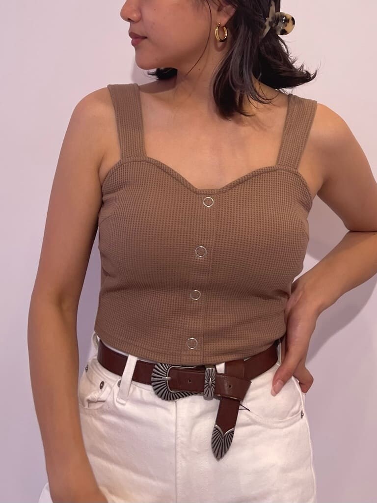 ホワイト系のサンダル、ホワイト系のシャツ/ブラウス、ホワイト系のデニムパンツを着用したレディースの夏コーディネートの6枚目の写真